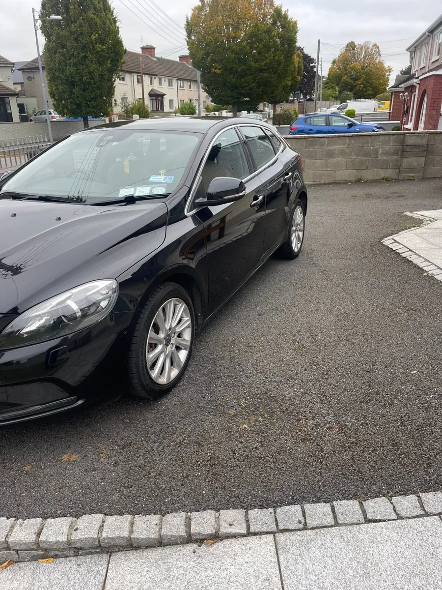 Volvo V40 2015 - Image 2
