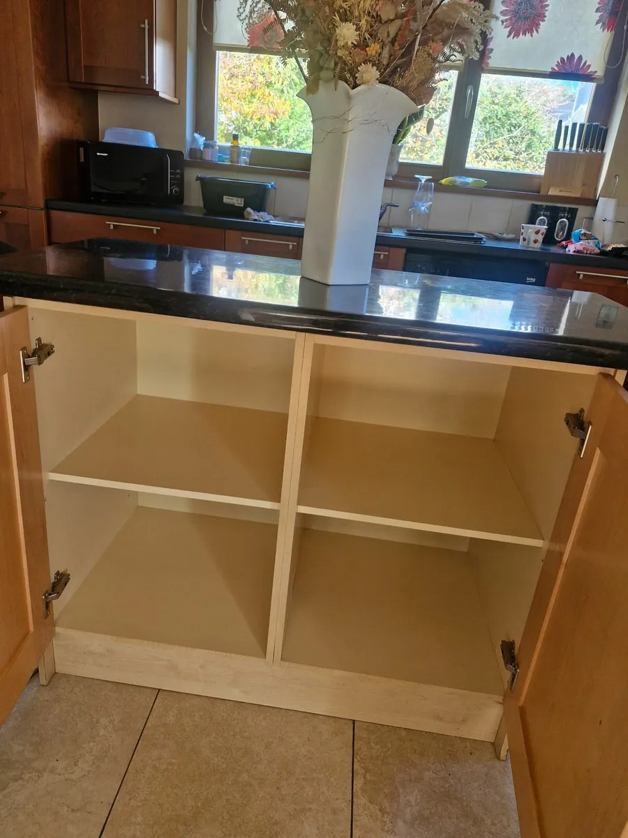 Kitchen island  and stools - Image 1