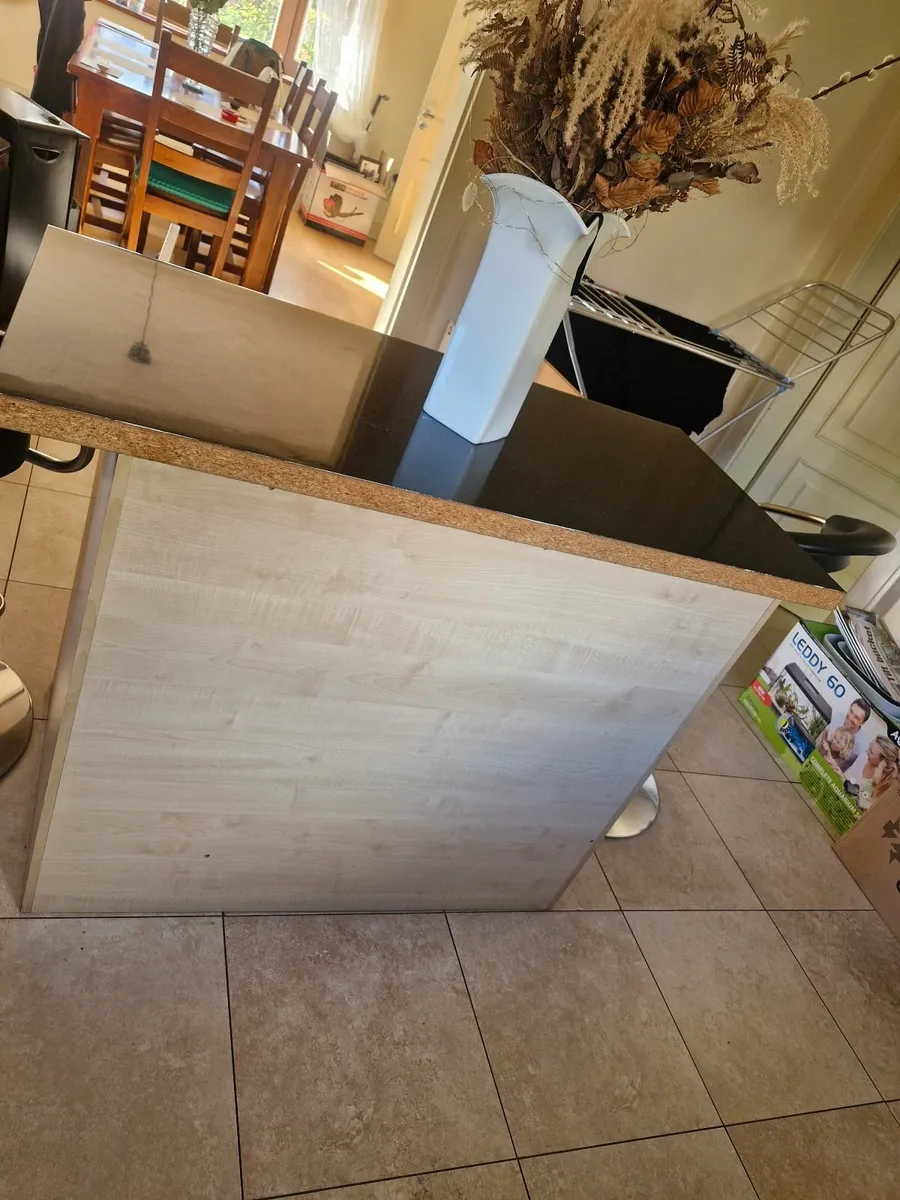 Kitchen island  and stools - Image 2