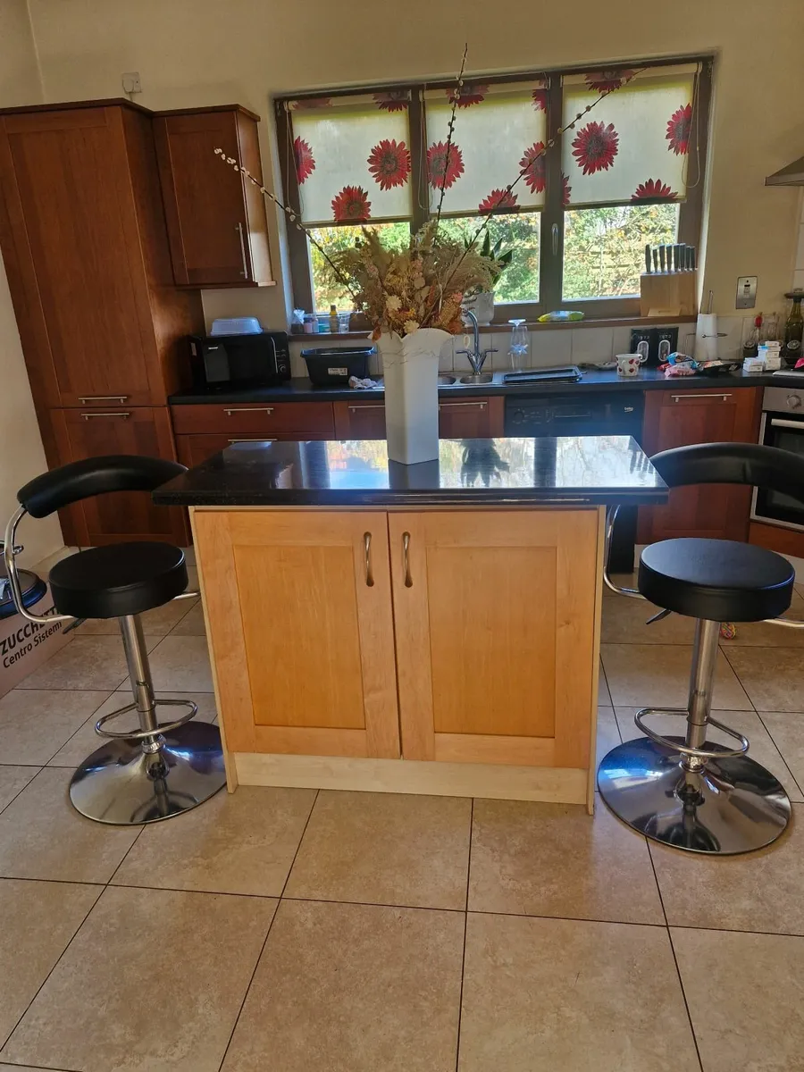Kitchen island  and stools - Image 3