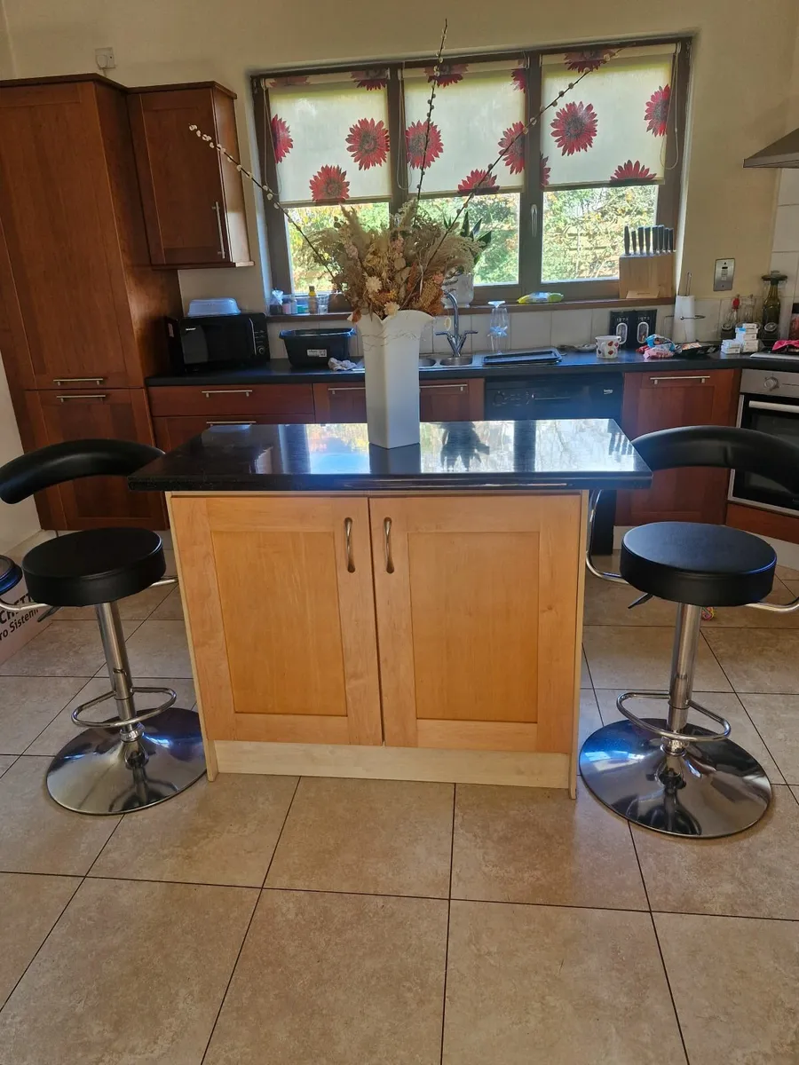 Kitchen island  and stools - Image 4
