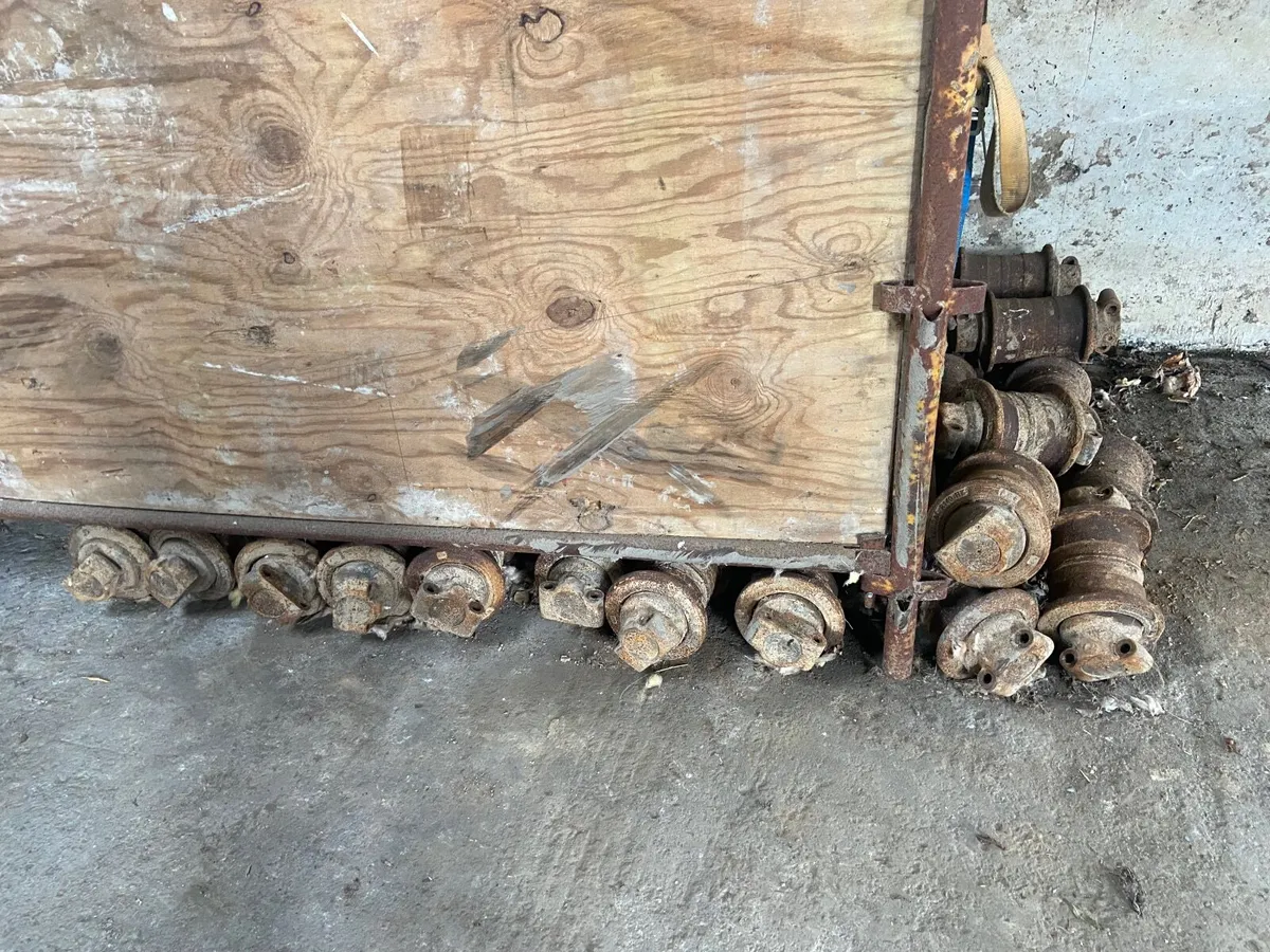 Hyundai digger used track rollers - Image 1