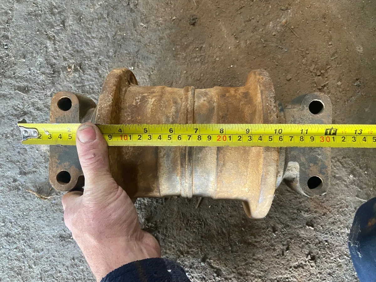 Hyundai digger used track rollers - Image 2
