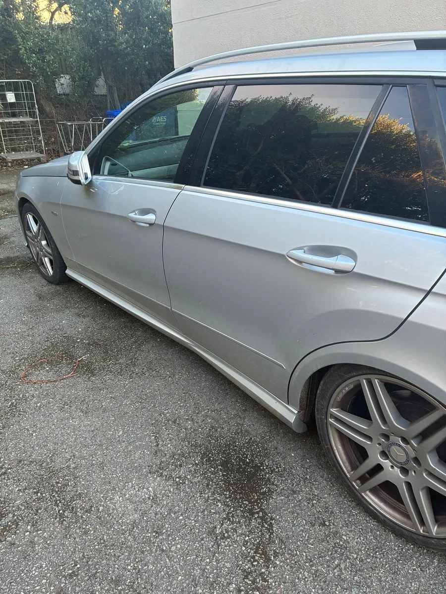 Mercedes estate E220 - Image 2