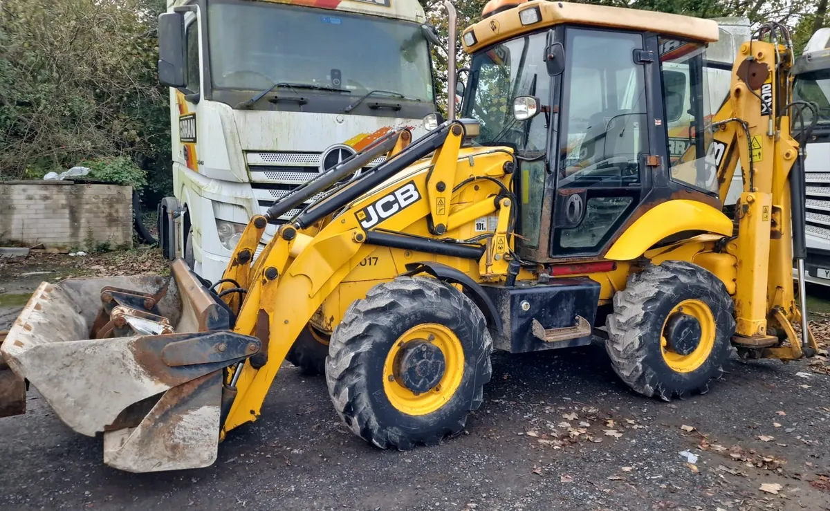 JCB 2CX Streetmaster Digger Breaker 4 in 1 Loader - Image 1