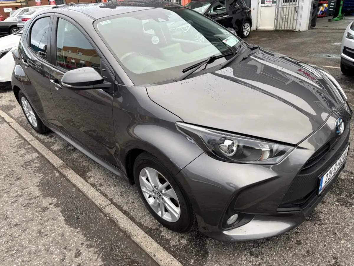 2022 Toyota Yaris 1.5 HYBRID 5 Dr LUNA - Image 3