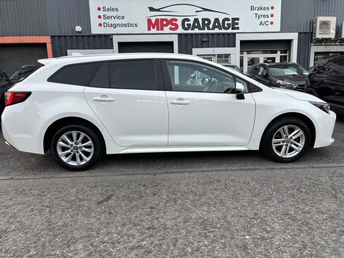 2022 Toyota Corolla 1.8 Hybrid Luna Saloon - Image 1