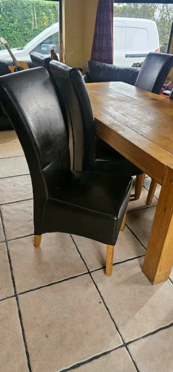 Table and chairs - Image 2