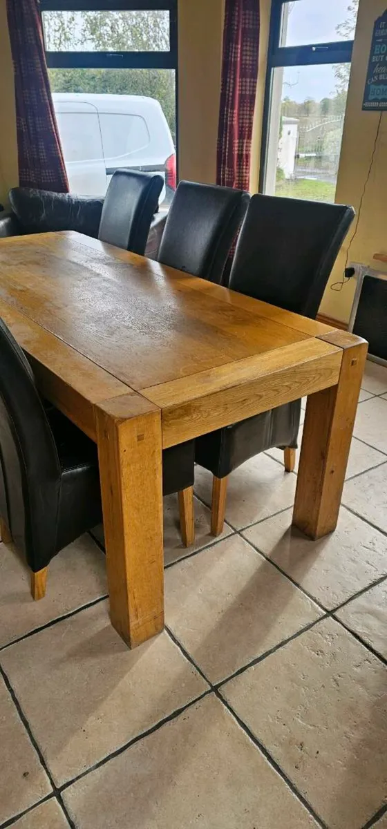 Table and chairs - Image 1