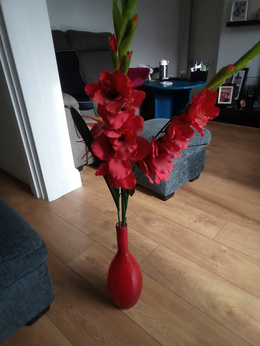 Red vase - Image 1