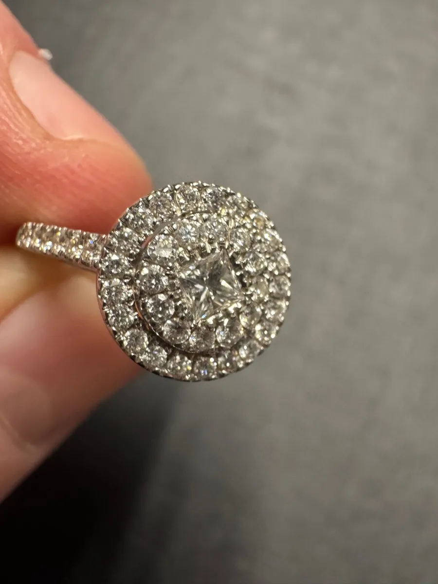 Stunning White gold Diamond Engagement ring - Image 2