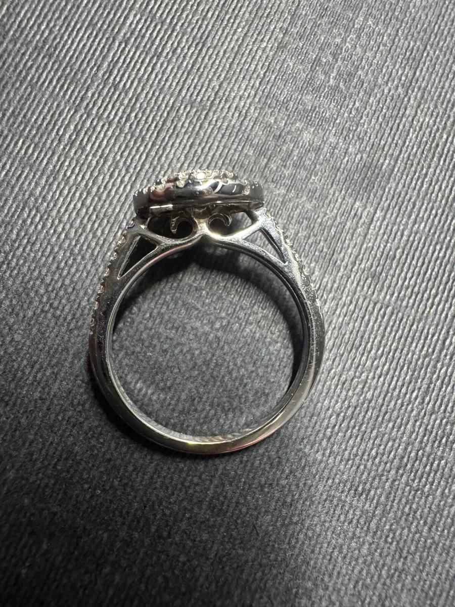 Stunning White gold Diamond Engagement ring - Image 3