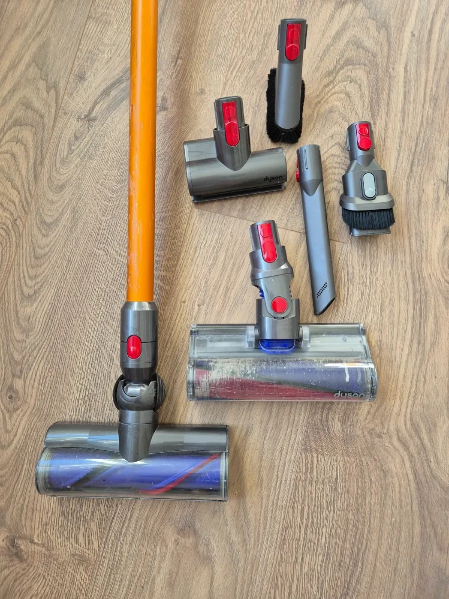 Dyson V8 Absolute Vacuum Cleaner - Image 3