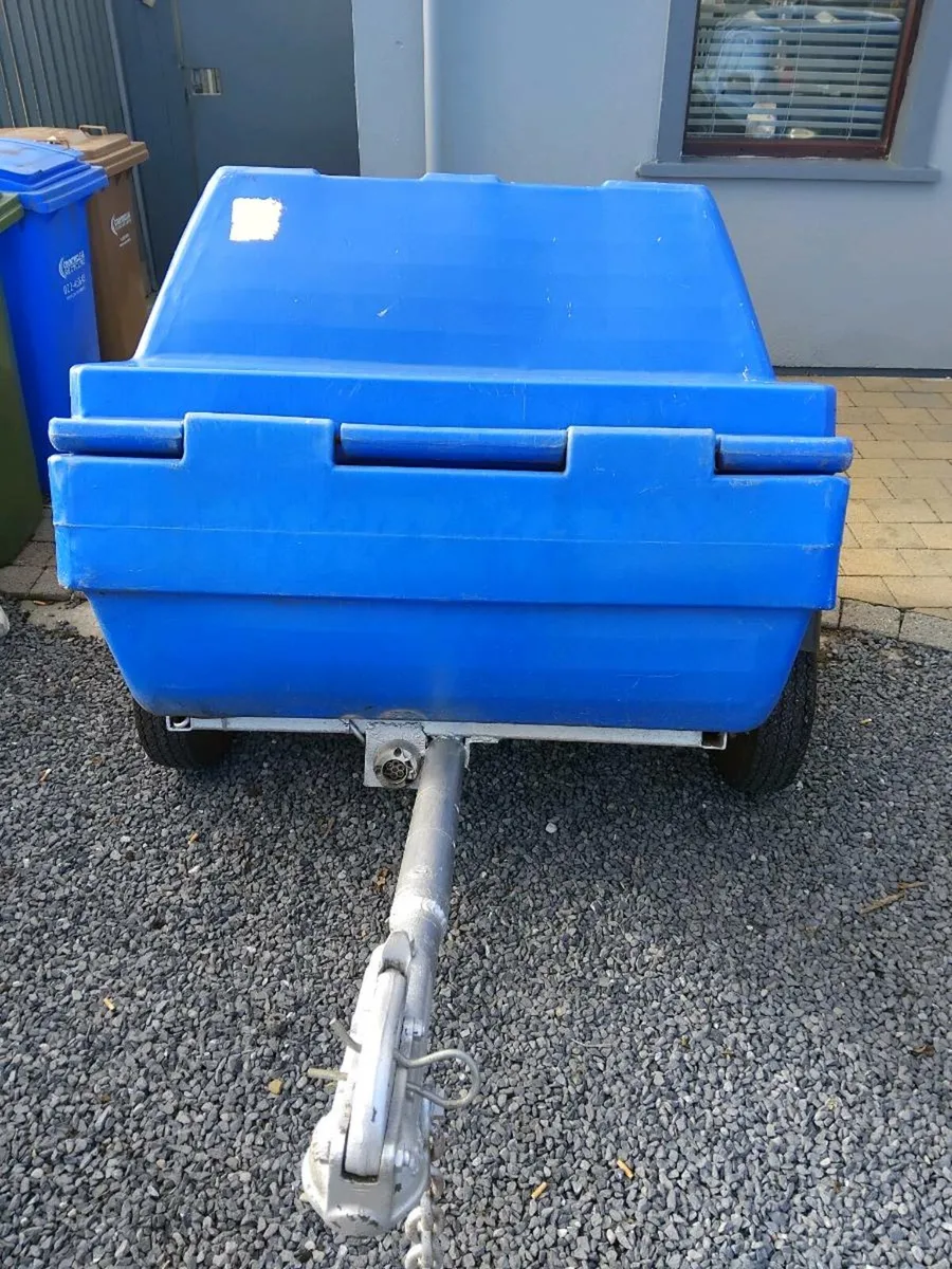 Close in box - Image 1