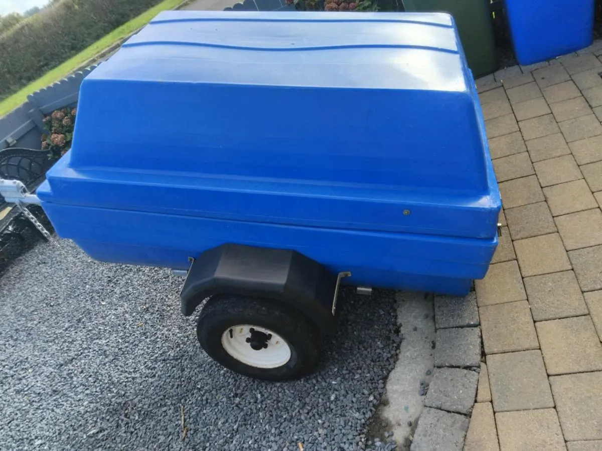 Close in box - Image 2