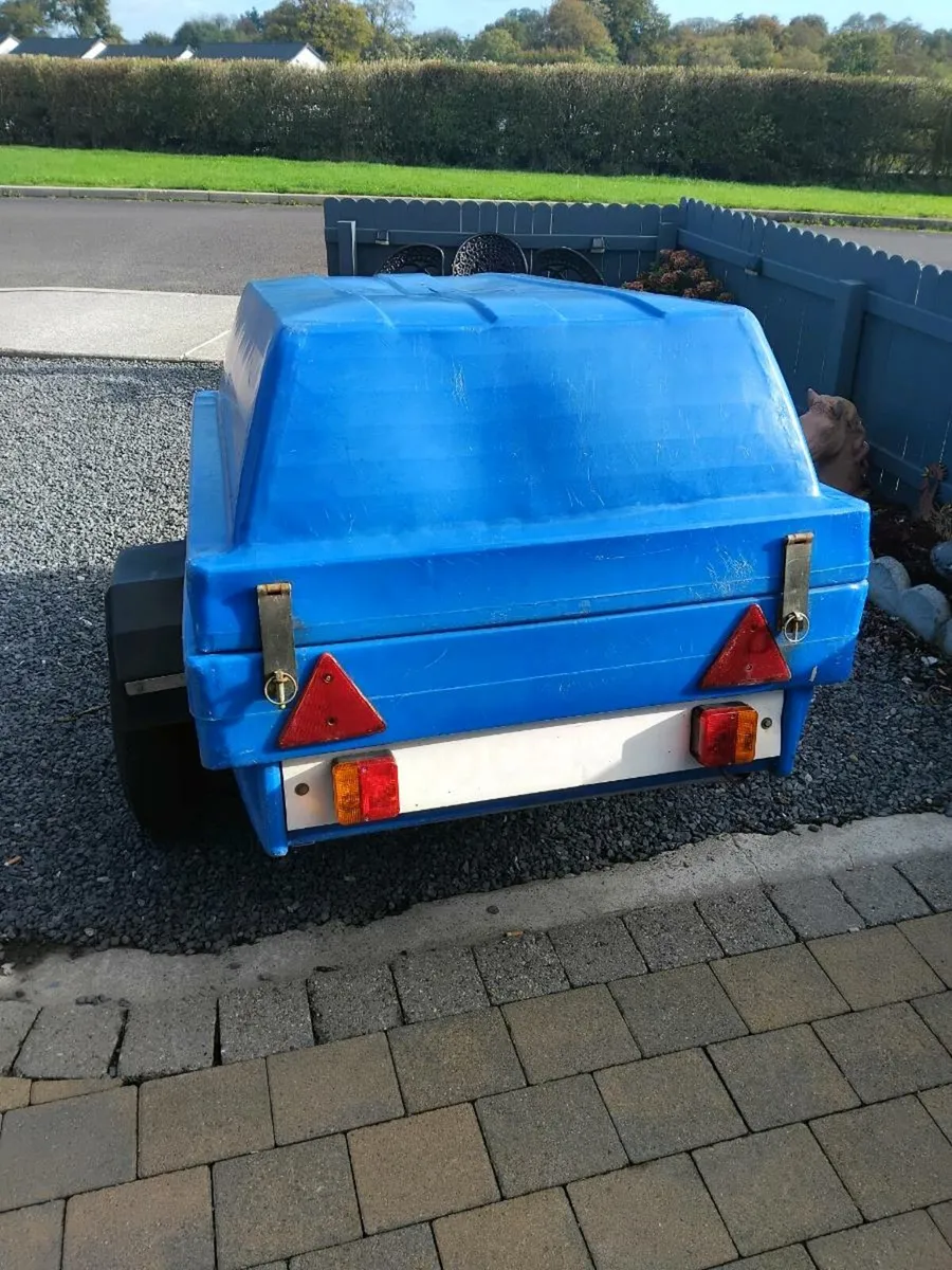Close in box - Image 3