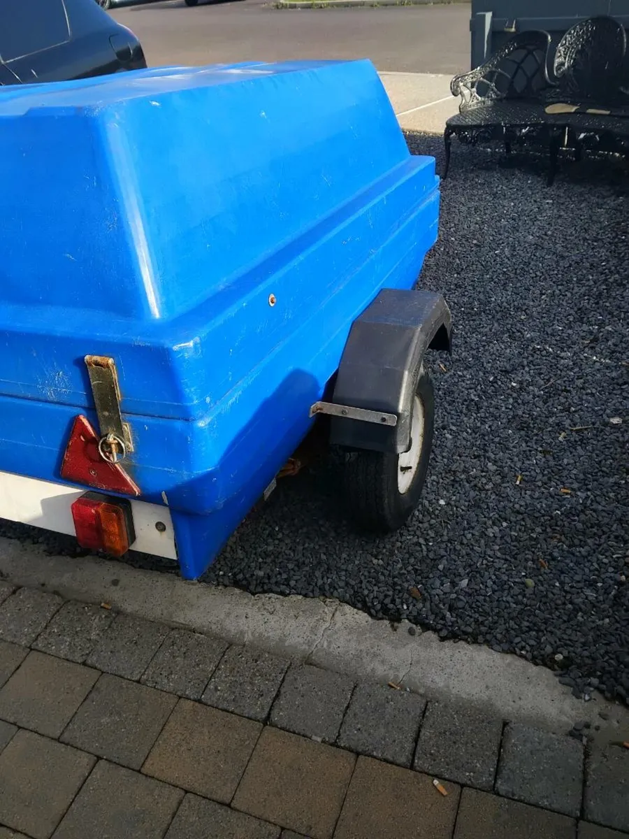Close in box - Image 4