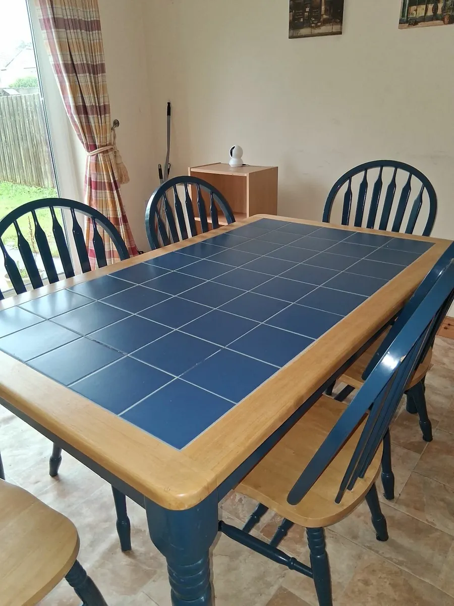 Kitchen table and Chairs - Image 1