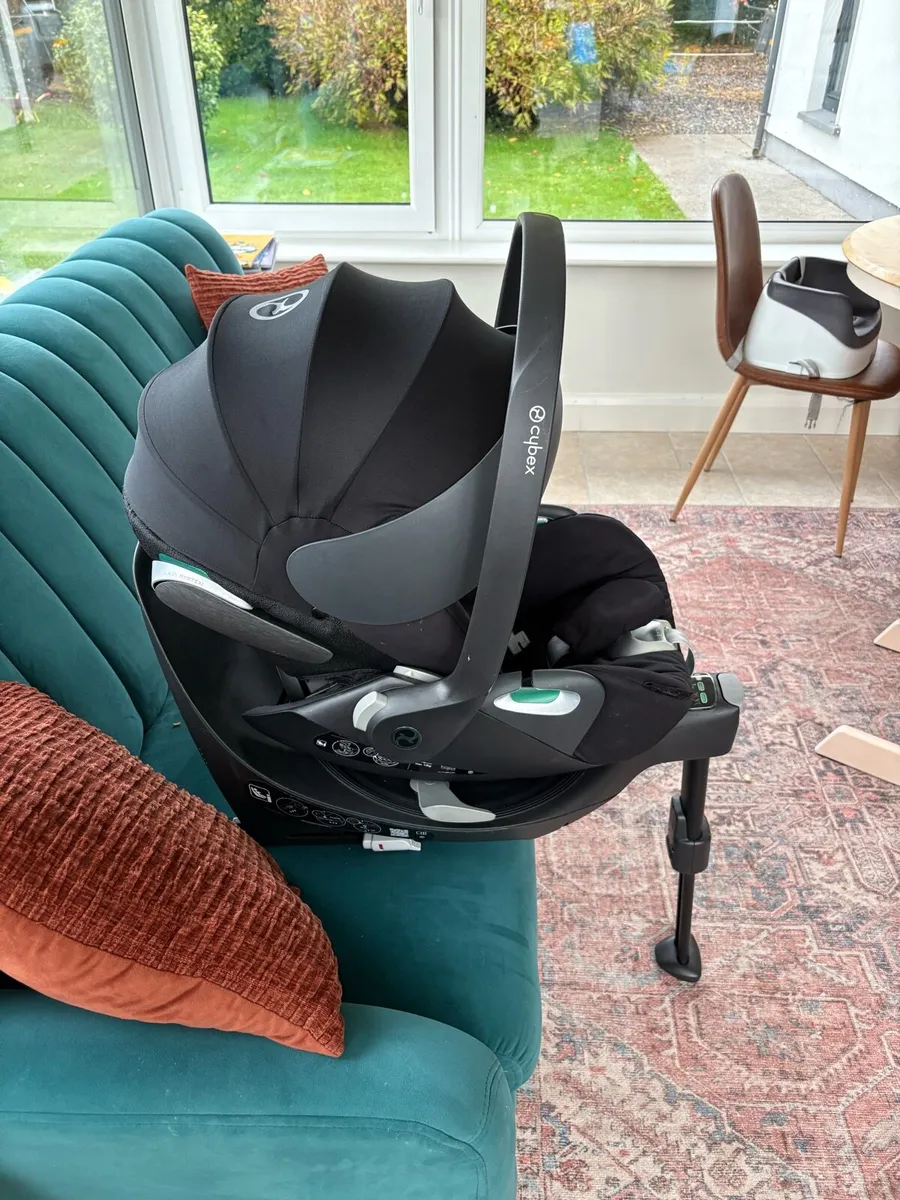 Cybex Cloud T i-size Rotating Car Seat - Image 1