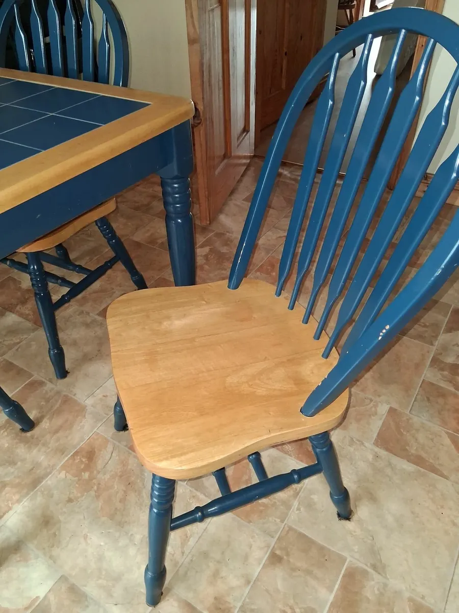 Kitchen table and Chairs - Image 3