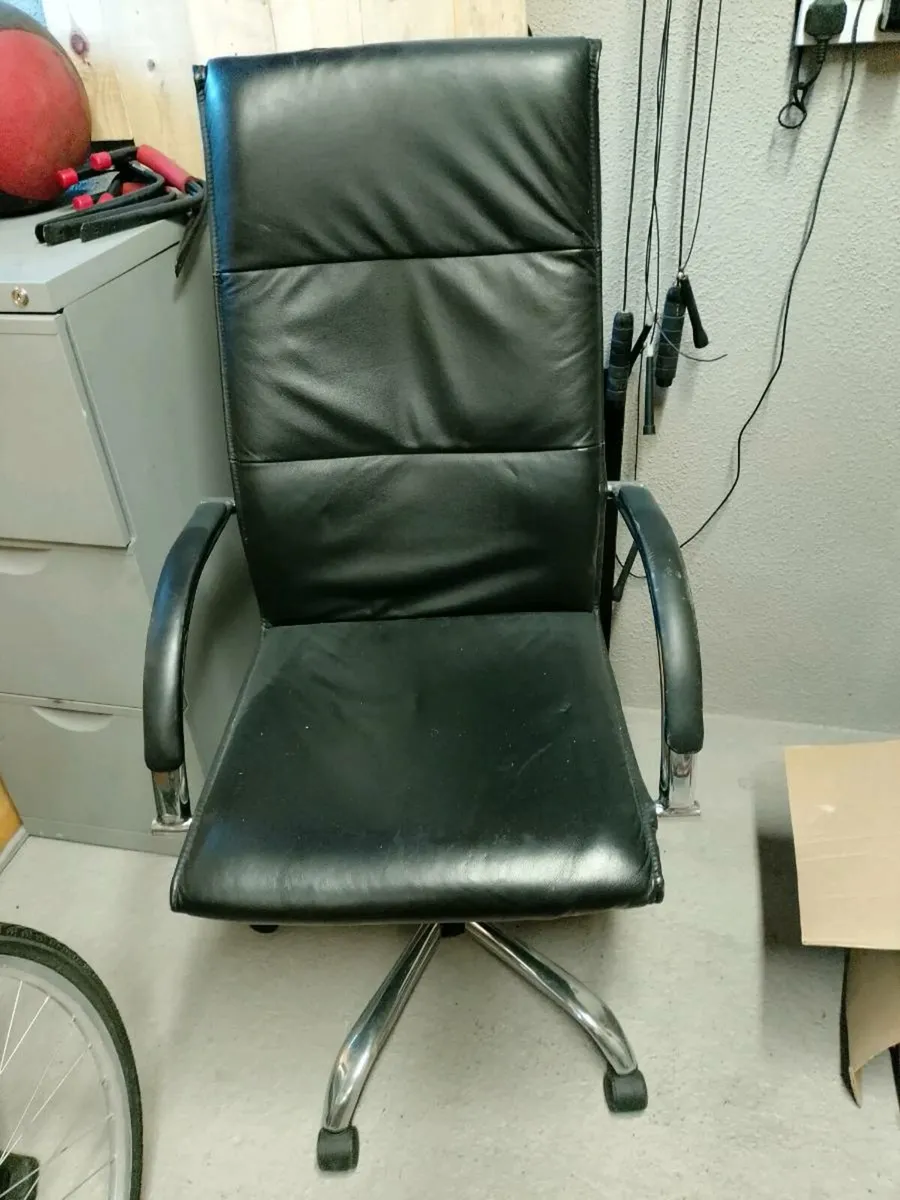 Office chair - Image 1
