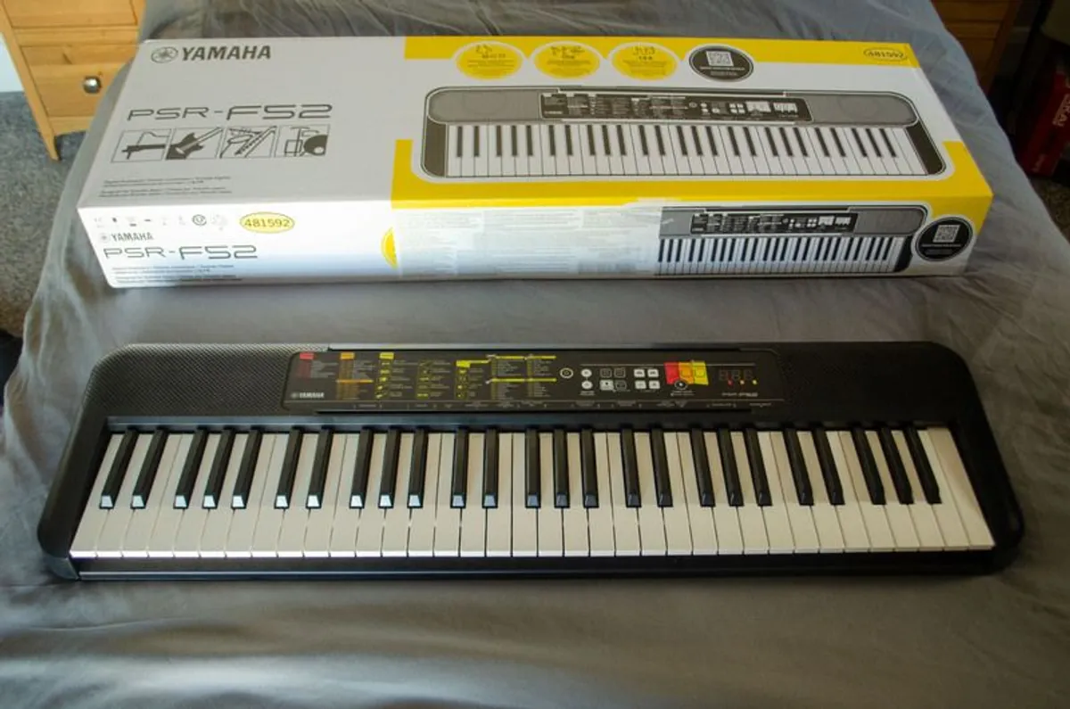 Yamaha PSR-F52 Keyboard - Image 1