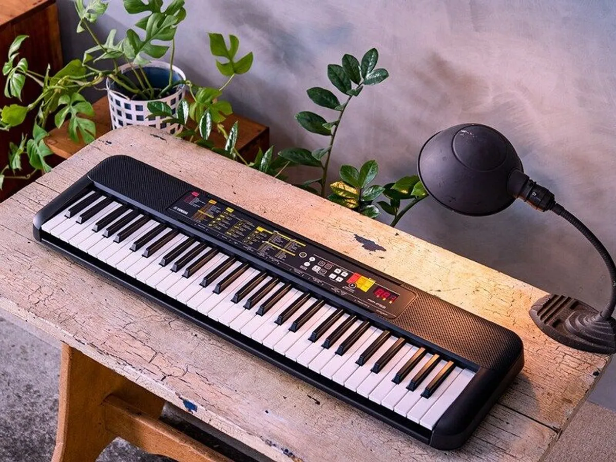 Yamaha PSR-F52 Keyboard - Image 2