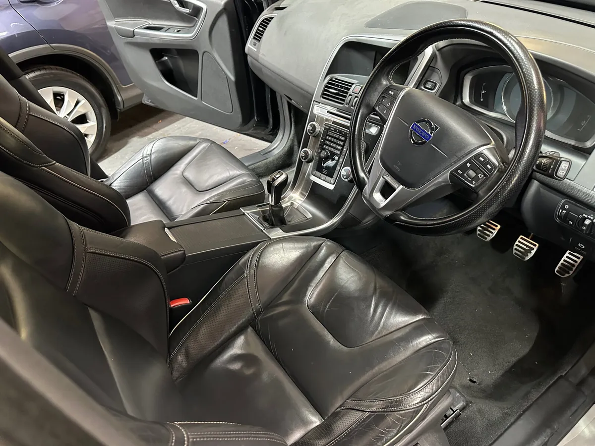 2015 Volvo XC60 D4 (181hp) FWD R-Design - Image 4