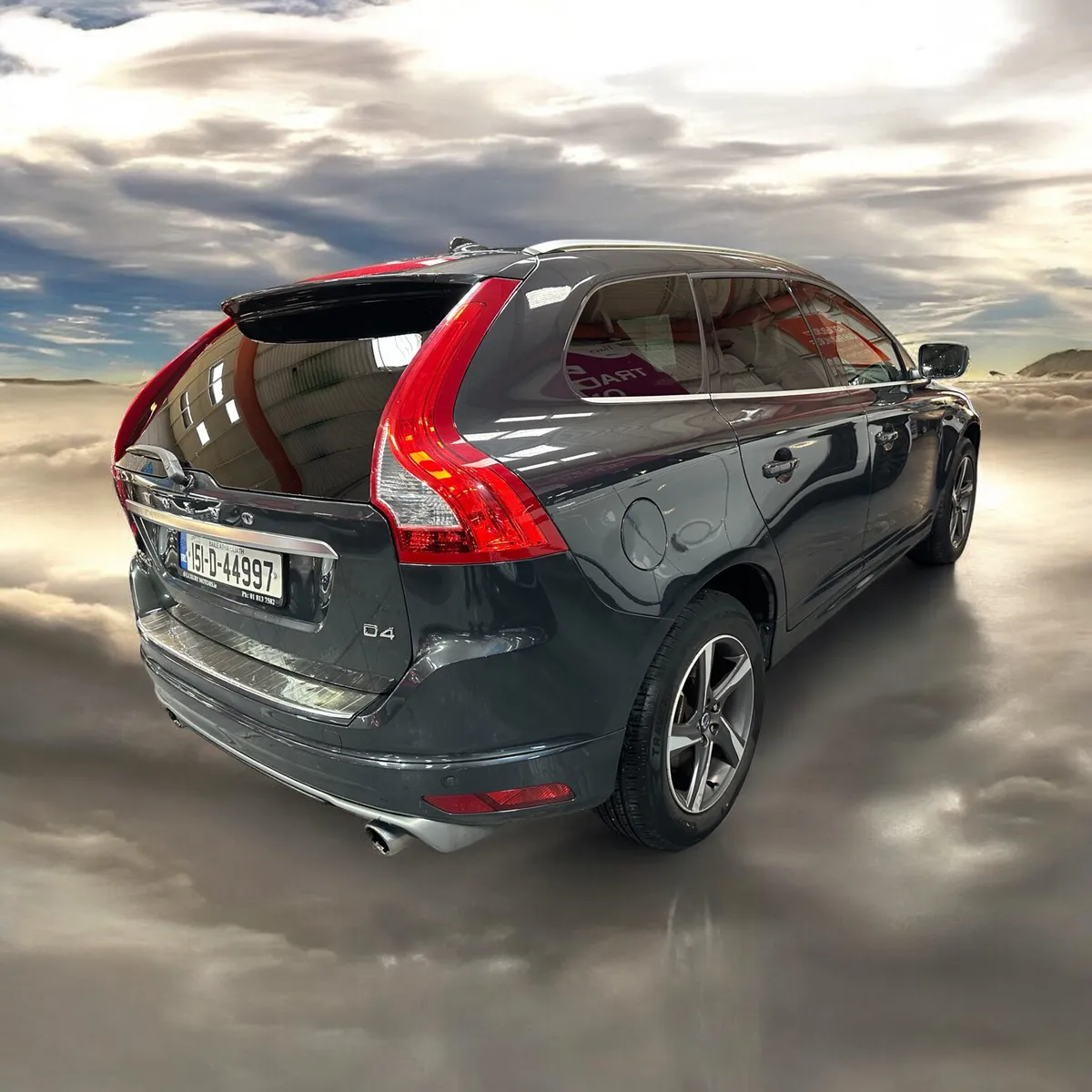 2015 Volvo XC60 D4 (181hp) FWD R-Design - Image 2