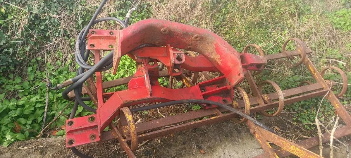Quicke Loader for a Massey 165 - Image 4