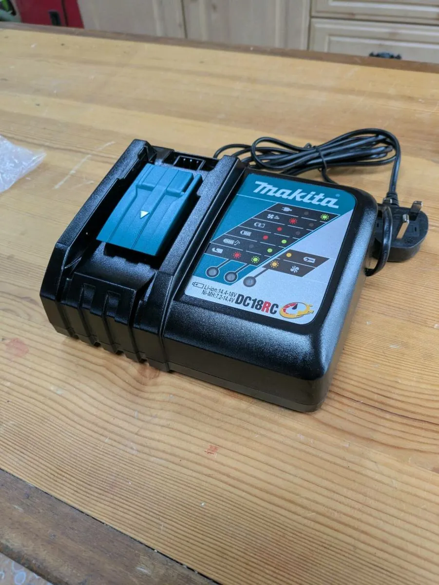 Makita charger 18V - Image 1