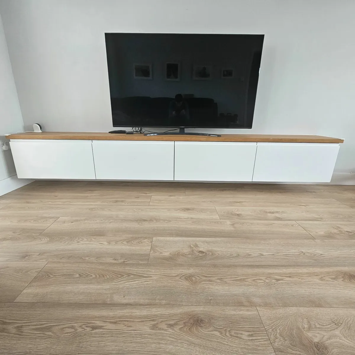 Floating TV unit - Image 1