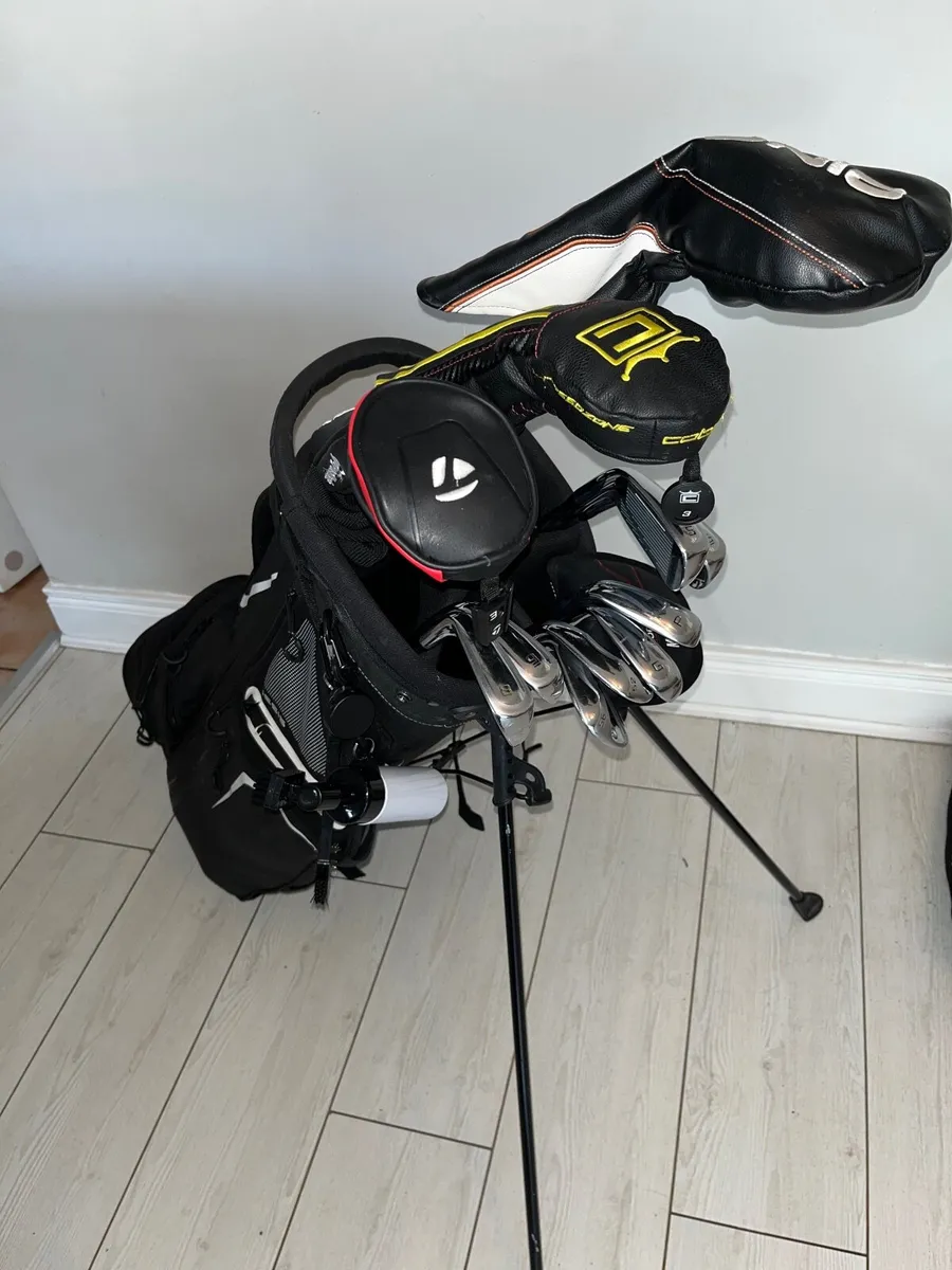 Golf club set and trolley - Image 1