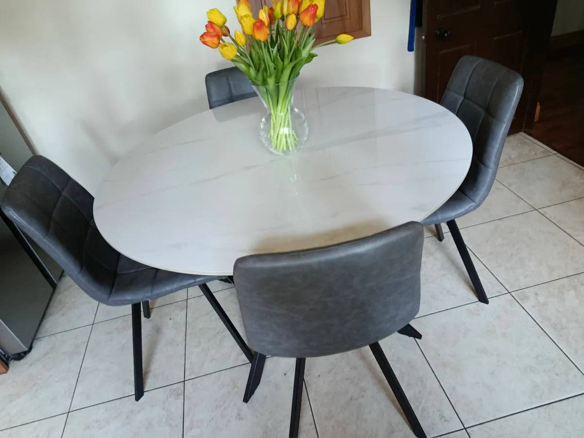 Table and chairs - Image 1