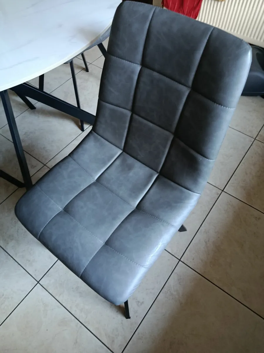 Table and chairs - Image 2
