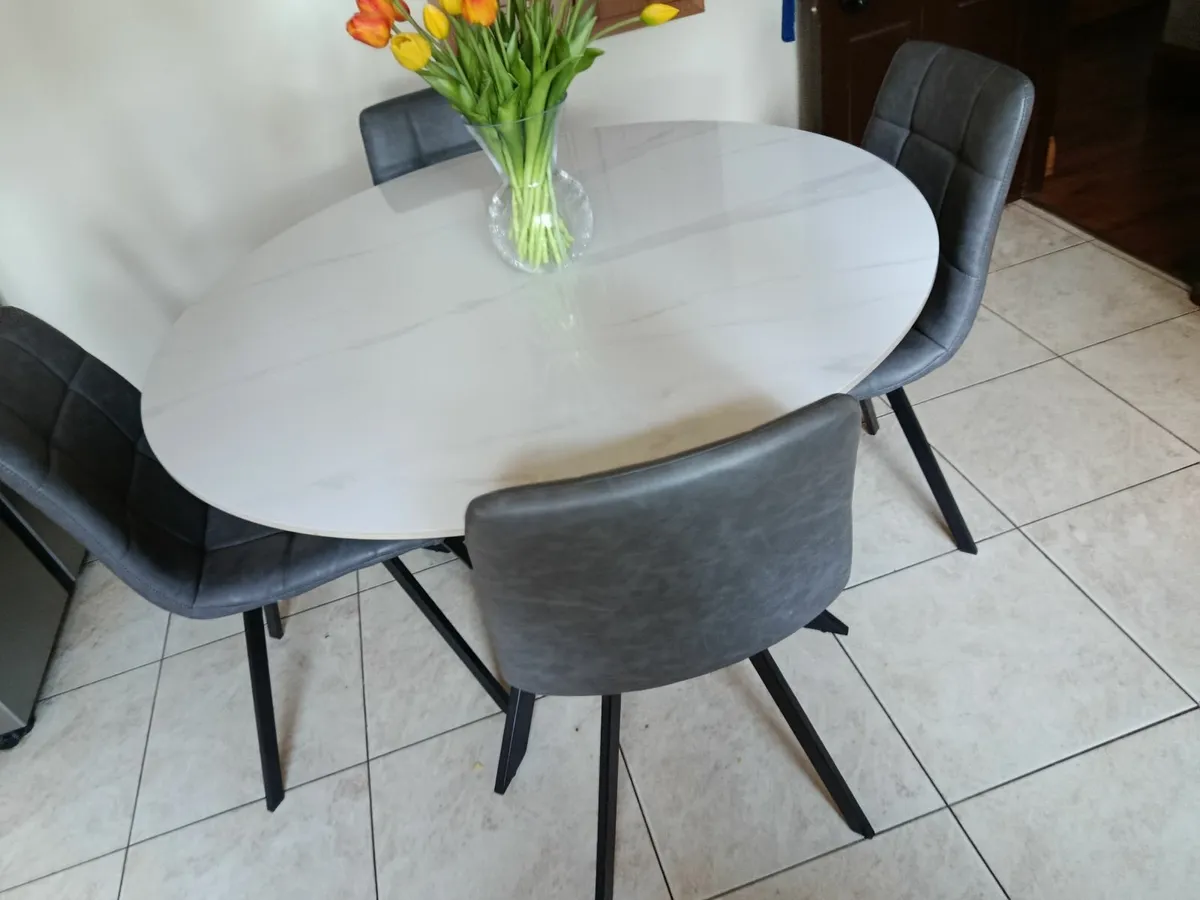 Table and chairs - Image 3