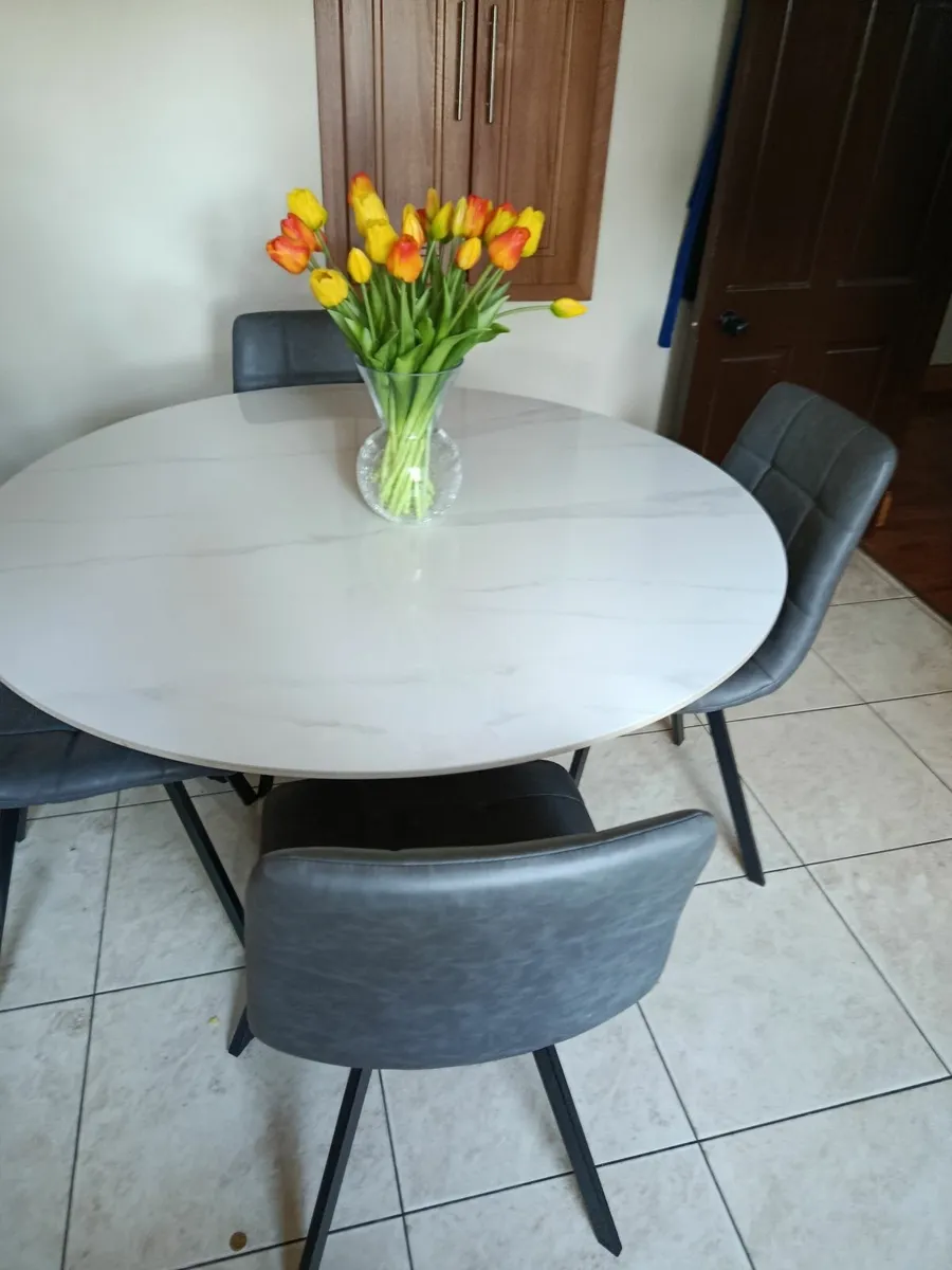 Table and chairs - Image 4