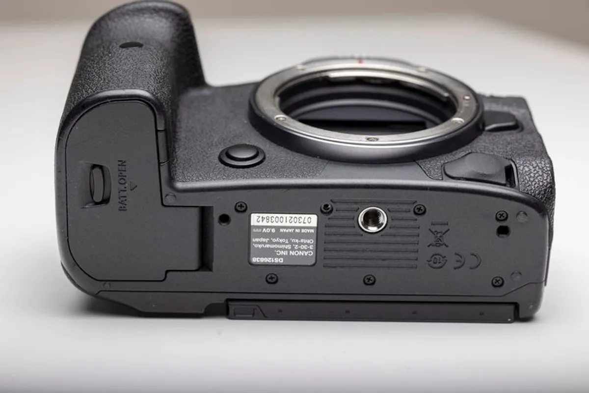Canon R5 Mirrorless Camera body - Image 4