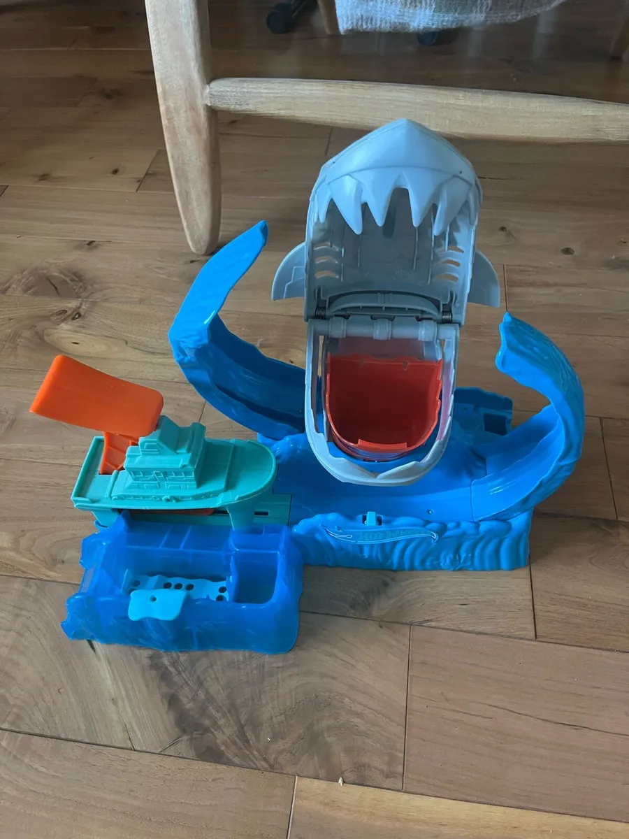 Hot wheels Shark track