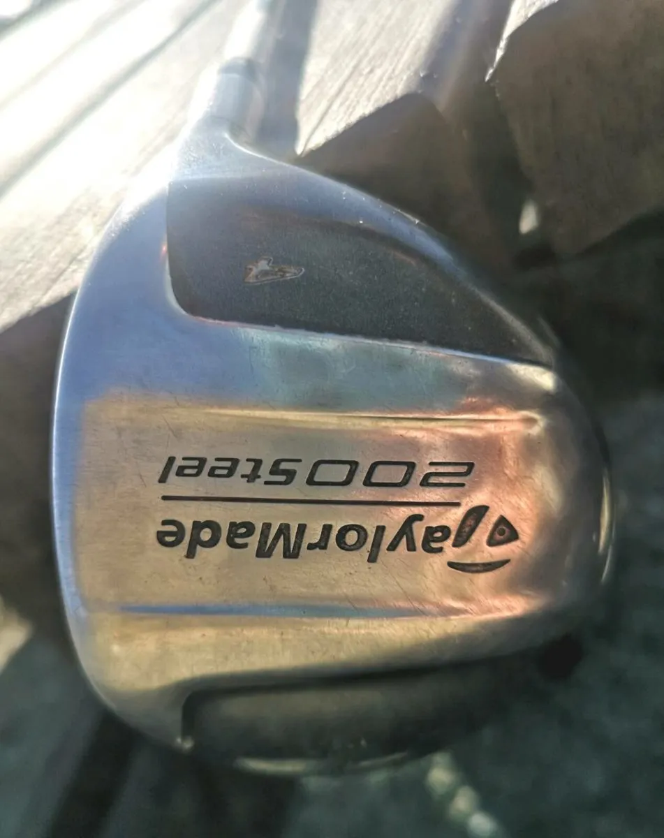 Taylormade 200steel 4 wood, stiff 90g shaft - Image 1