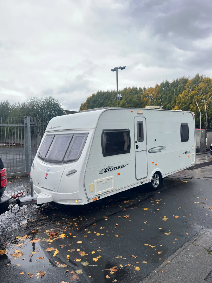 Lunar Quasar 4 Berth Fixed Bed Caravan - Image 2