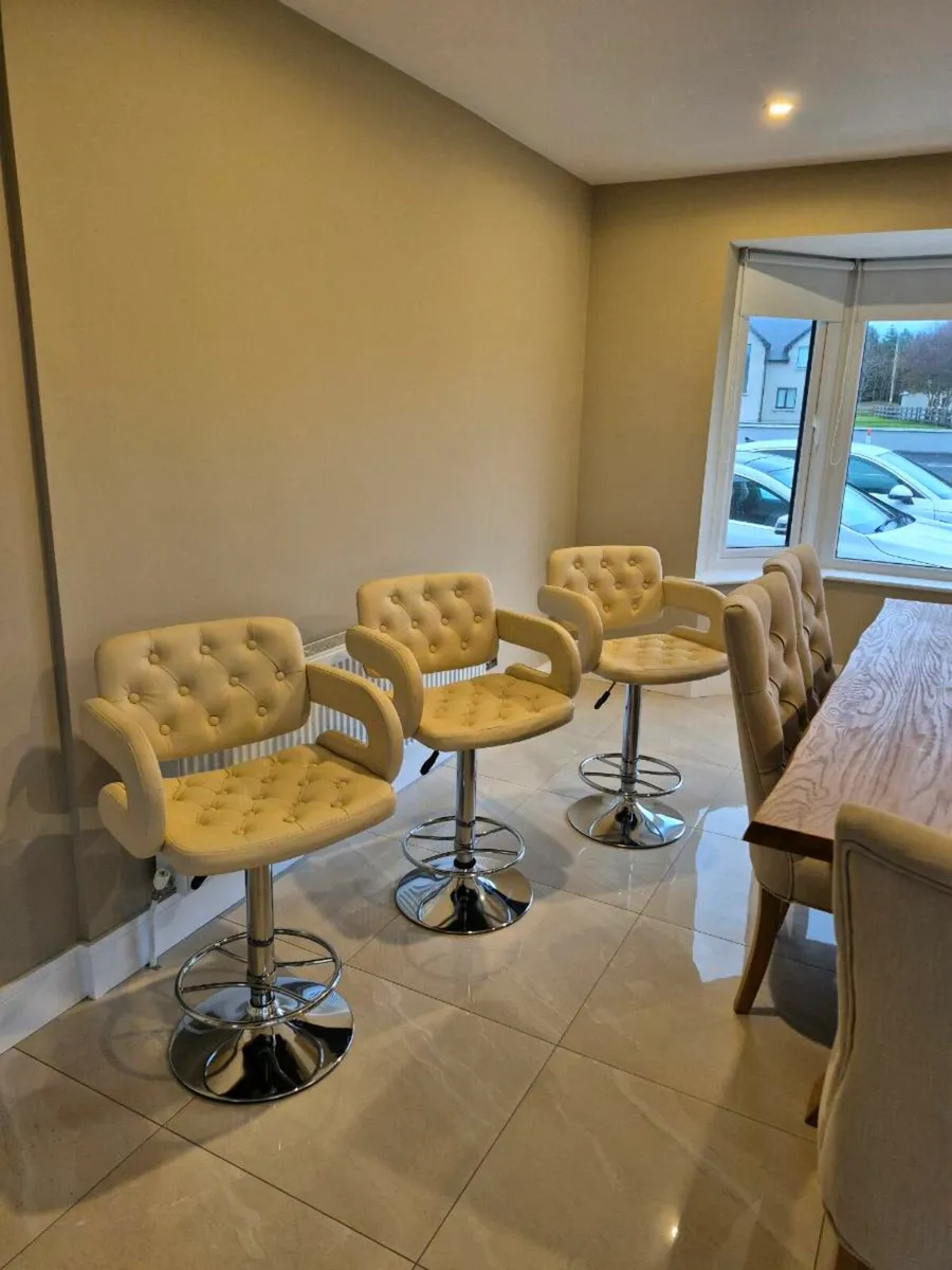 KITCHEN SWIVEL STOOLS