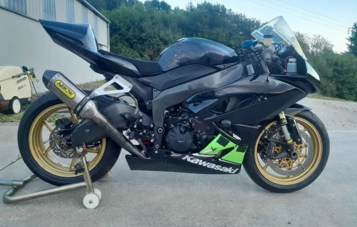 Kawasaki Zx6r Race Bike - Image 1