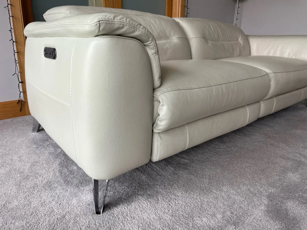 2.5 seater electric recliner sofa with 2x USB - Image 2