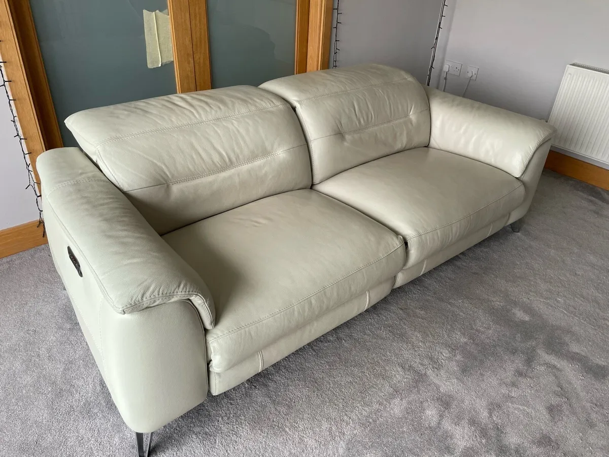 2.5 seater electric recliner sofa with 2x USB - Image 1