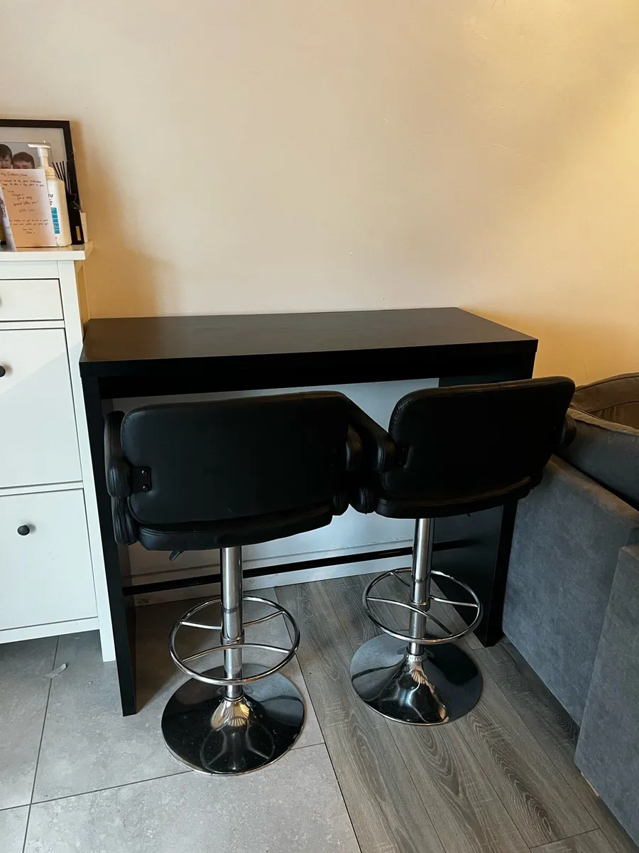 Table and bar stools - Image 1