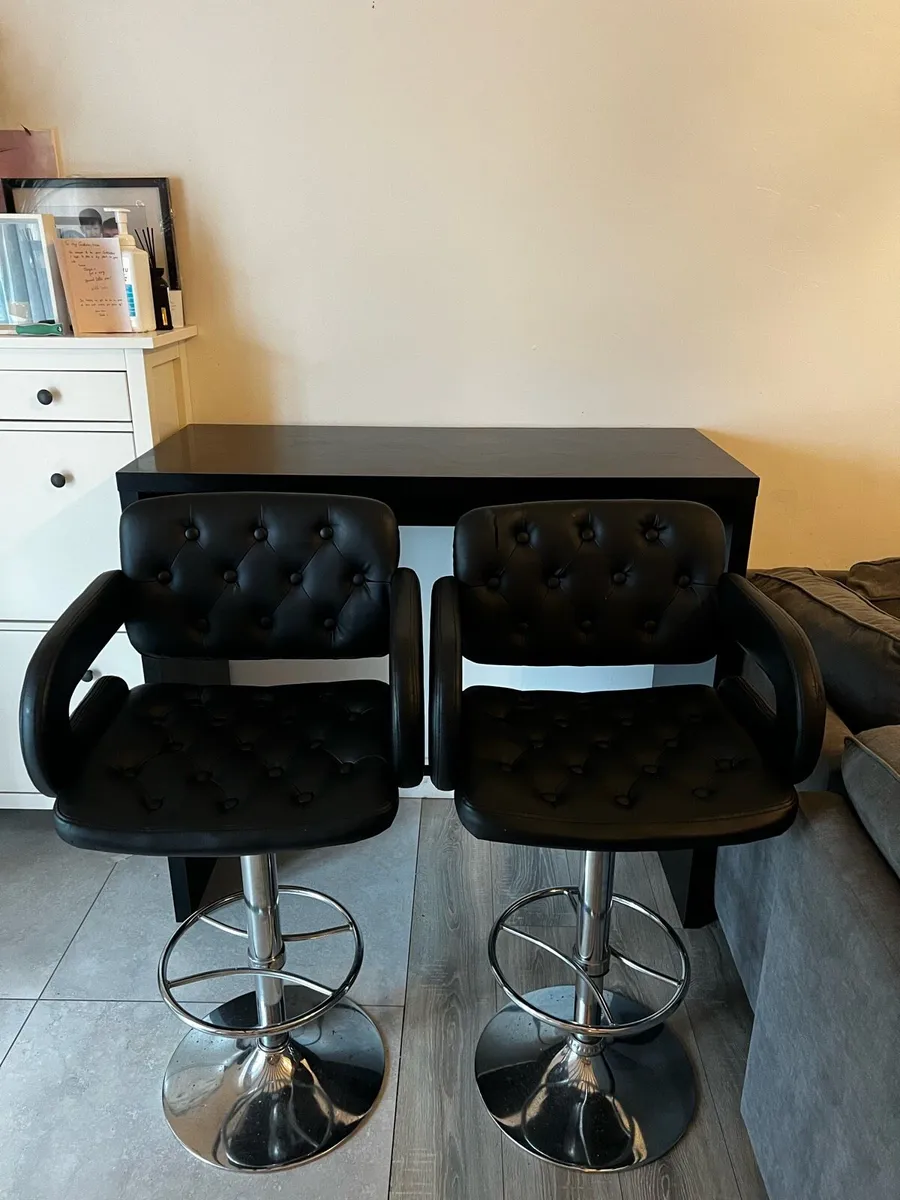 Table and bar stools - Image 2