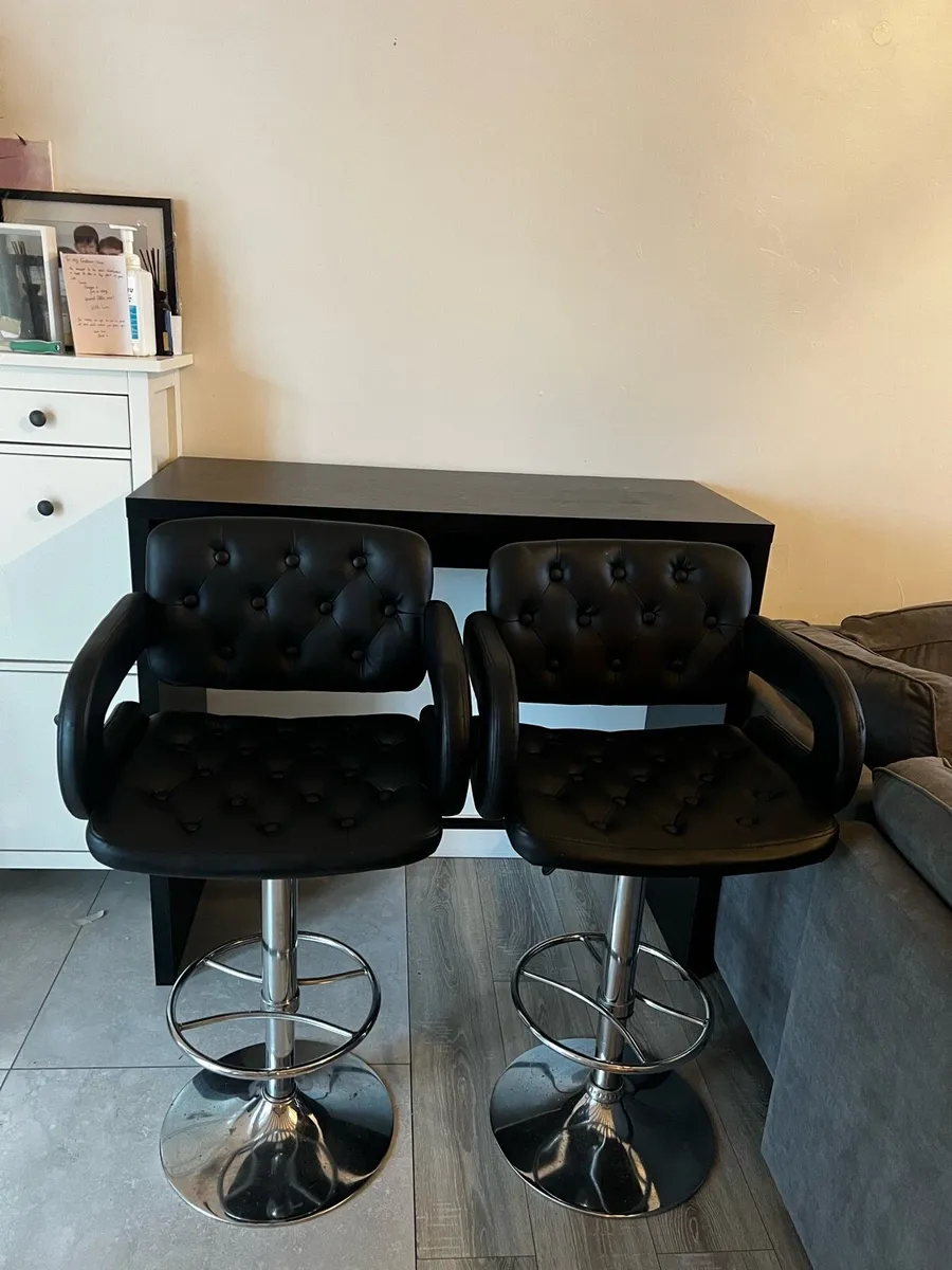 Table and bar stools - Image 3