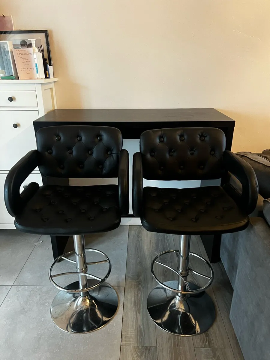 Table and bar stools - Image 4