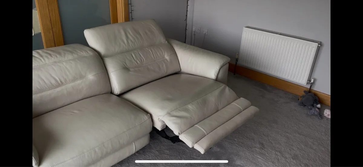 2.5 seater electric recliner sofa with 2x USB - Image 4
